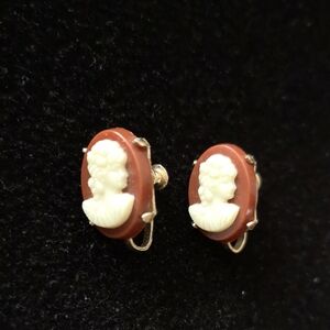 Stunning Vintage Cameo Screw-back Earrings Gold-tone Estate Jewelry Collection
